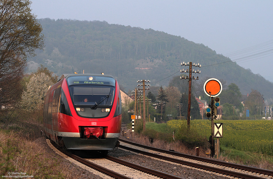 Im letzten Licht des 19.4.2010 dieselt die RB12192 gen Heimersheim.19.4.2010