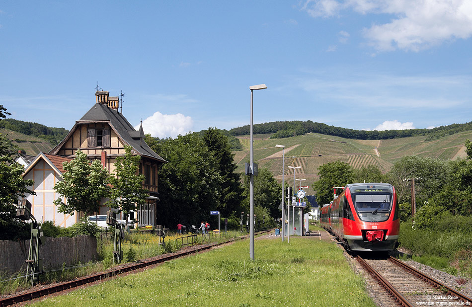 Abfahrbereiter 643 014 im Bahnhof Dernau mit Sonne