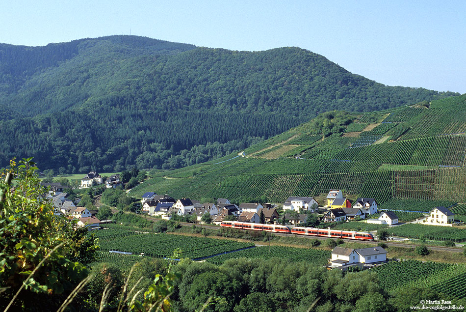 Panoramablick auf das Ahrtal mit 643 024 bei Rech