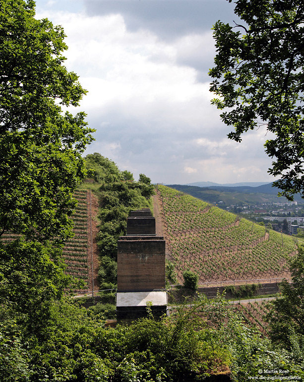 Brückenpfeiler der Unvollendeten strategischen Strecke bei Ahrweiler Markt im Ahrtal