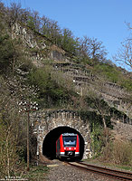 620 016 verlässt mit Ziel Bonn Hbf den Laacher-Tunnel im Ahrtal