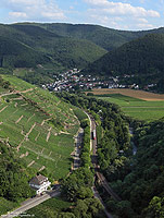 Panoramablick in das Ahrtal bei Rech mit der RB12623 nach Ahrbrück