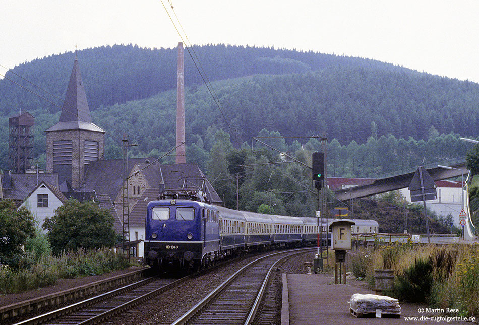 Mit dem D 912 Frankfurt - Dortmund passiert die 110 104 den ehemaligen Haltepunkt Hofolpe