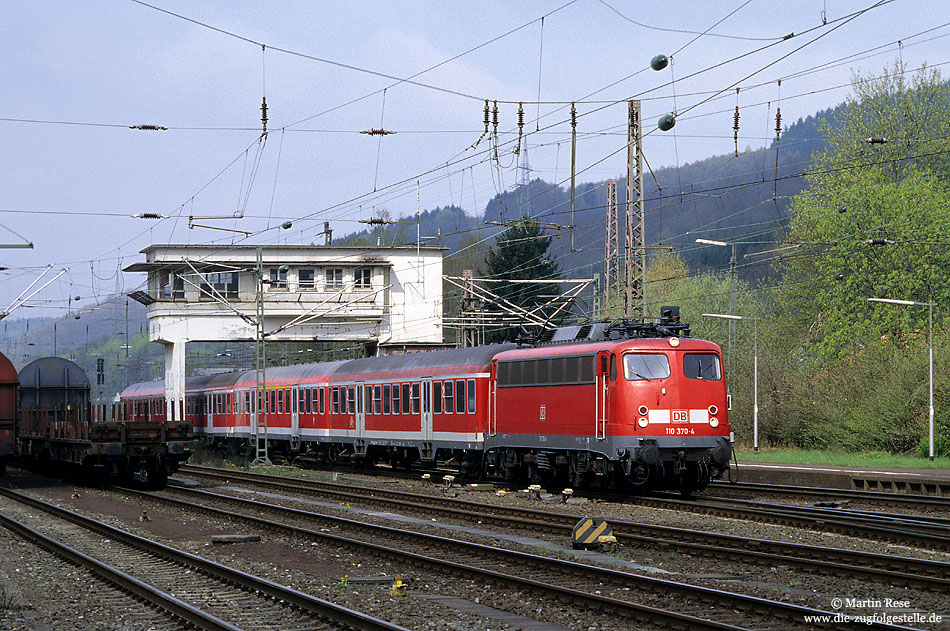 Bei der Einfahrt in Plettenberg passiert die 110 370 mit der RB 39163 Hagen – Siegen das ehemalige Reiterstellwerk