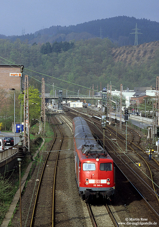 Mit der RB 39161 Hagen - Siegen verlässt die 110 389 den Bahnhof Werdohl auf der Ruhr-Sieg-Strecke