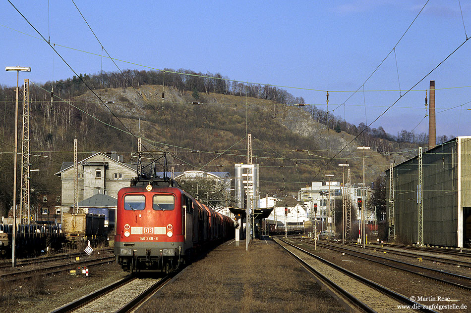 140 389 am Abend im Bahnhof Letmathe auf der Ruhr-Sieg-Strecke