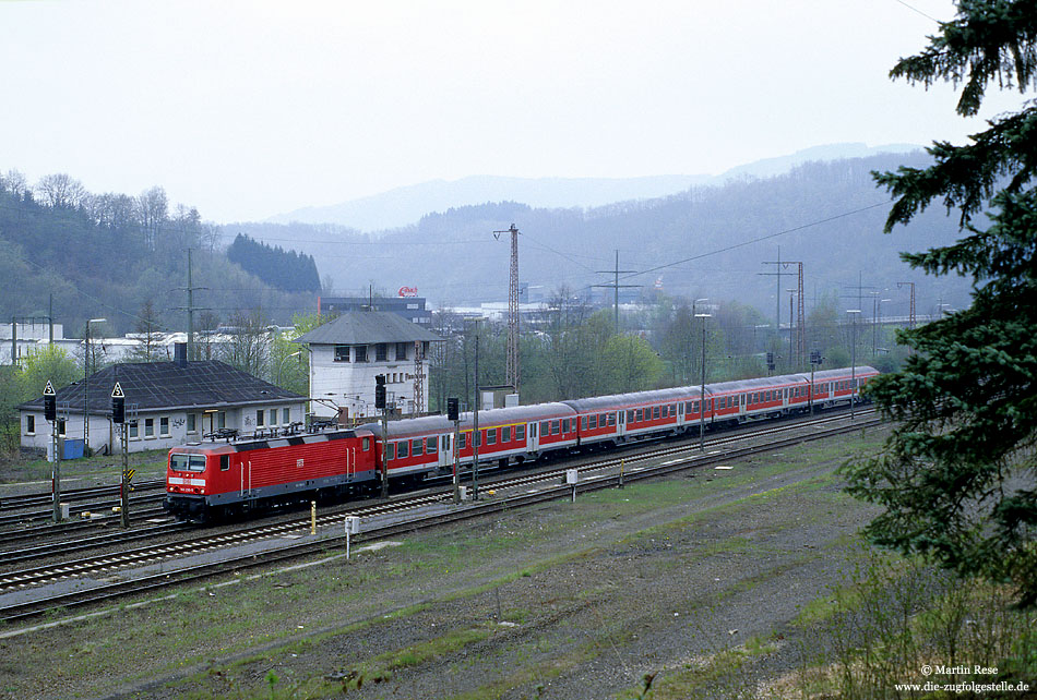 Mit der RB39167 fährt die 143 290 in Finnentrop ein