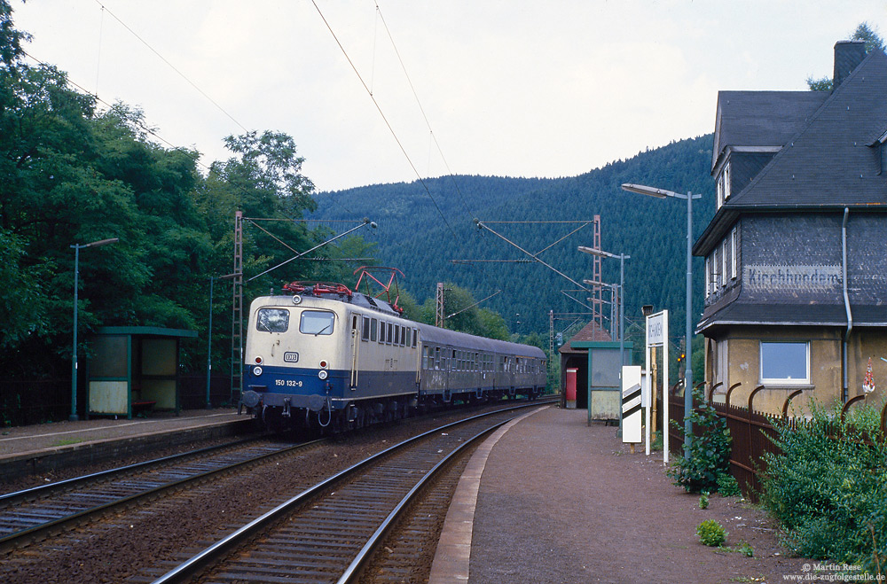 150 132 mit N6831 Finnentrop - Aü am Haltepunkt Kirckhundem im Sauerland