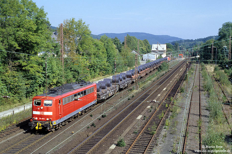 151 110 mit einem Stahlcoilzug in Welschen Ennest, dem Scheitelpunkt der Ruhr-Sieg-Strecke