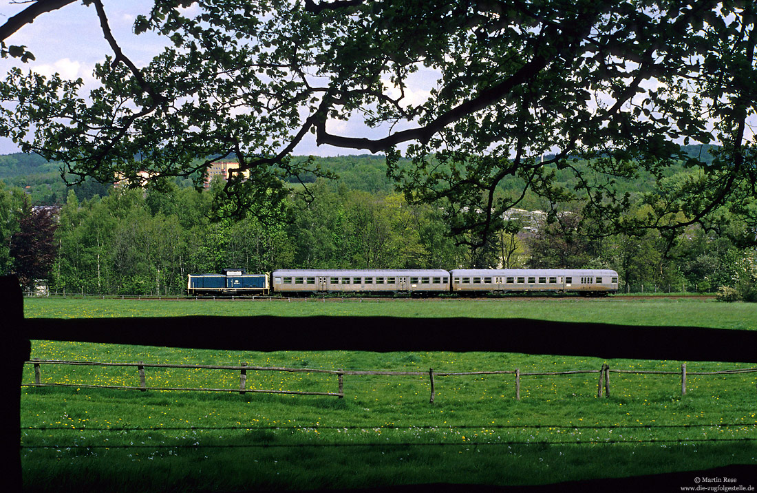 212 314 mit zwei Silberlingen als N6120 nach Fröndenberg beim Haltepunkt Buchenwäldchen