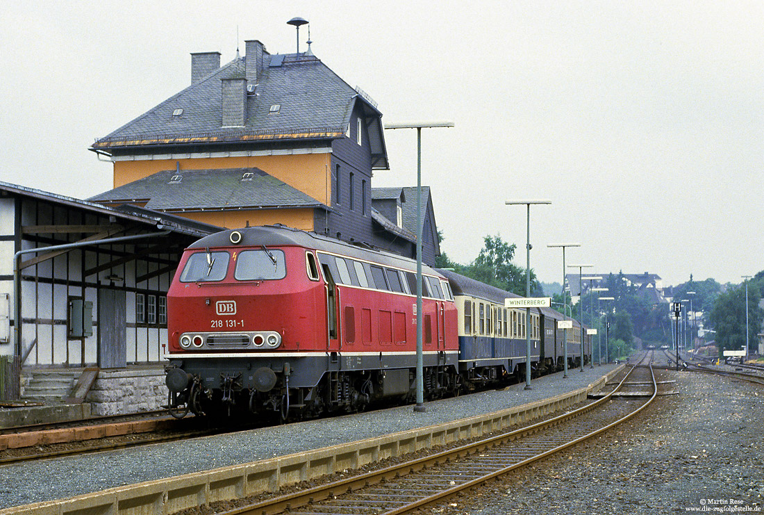 218 131 mit E3888 nach Essen Hbf im Bahnhof Winterberg mit Bahnhofsgebäude