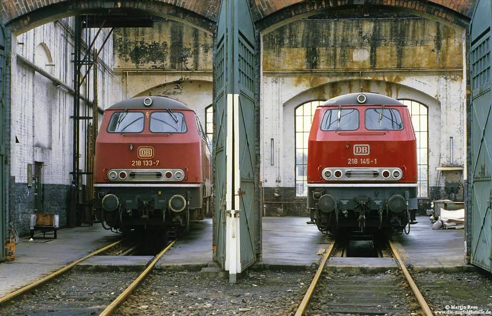 218 133 und 218 145 im Lokschuppen ohne Dach im Bw Bestwig