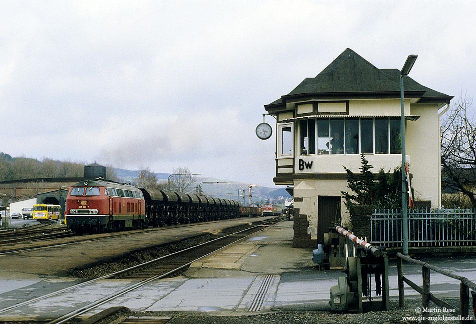 Mit einem beachtlichen Güterzug verlässt die 218 135 den Bahnhof Bestwig in Richtung Schwerte