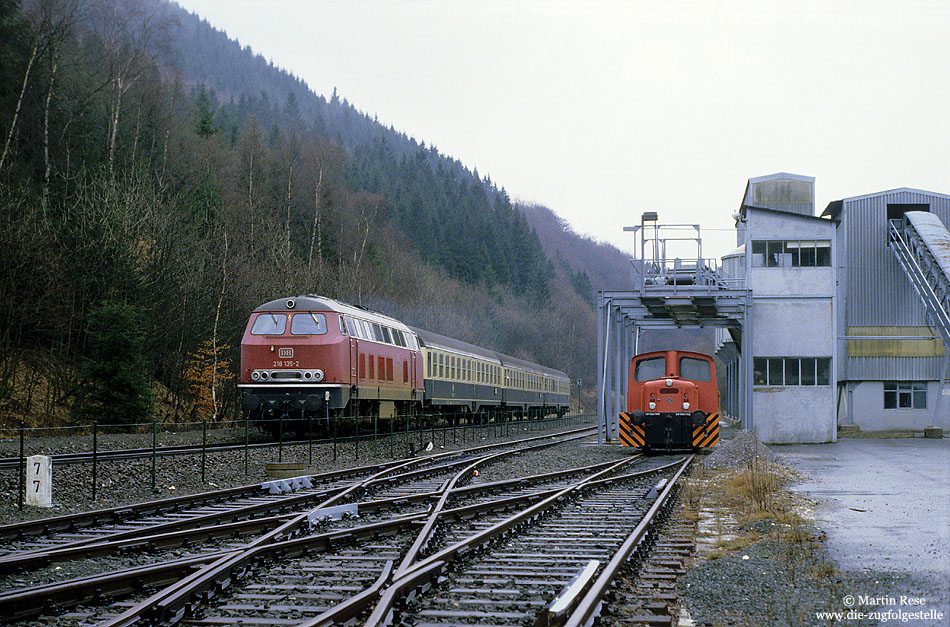 218 135 passiert mit einem Eilzug die Anschlussstelle Steinhelle mit Werklok