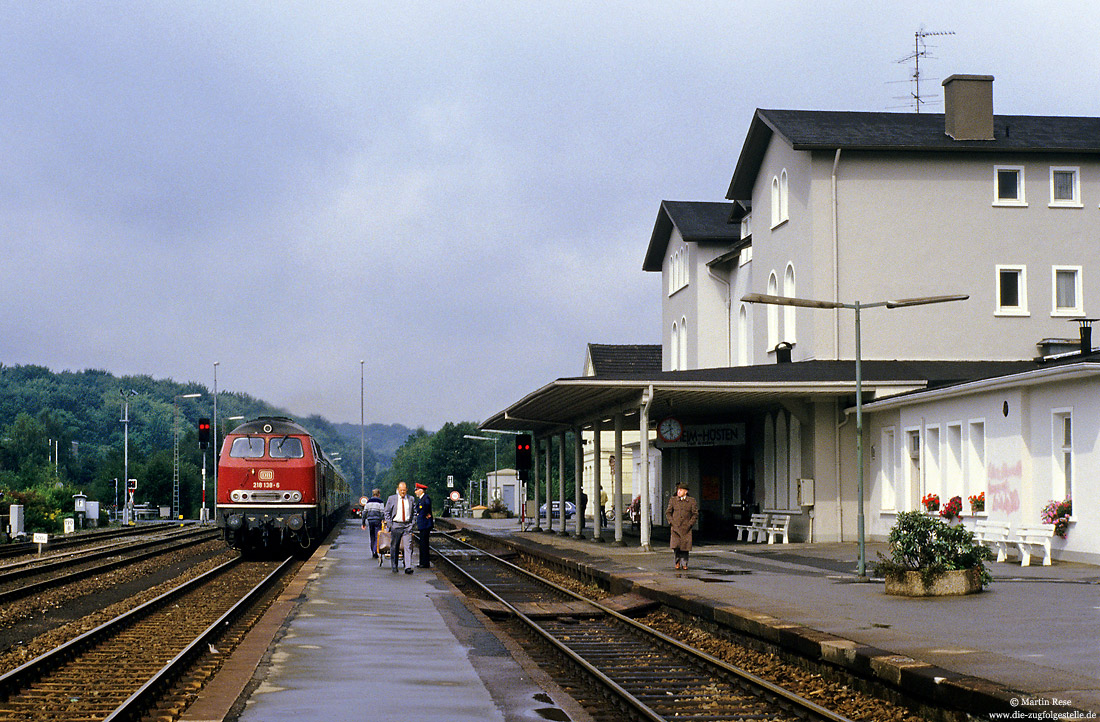 218 138 mit D2329 Amsterdam - Bad Wildungen im Bahnhof Neheim Hüsten