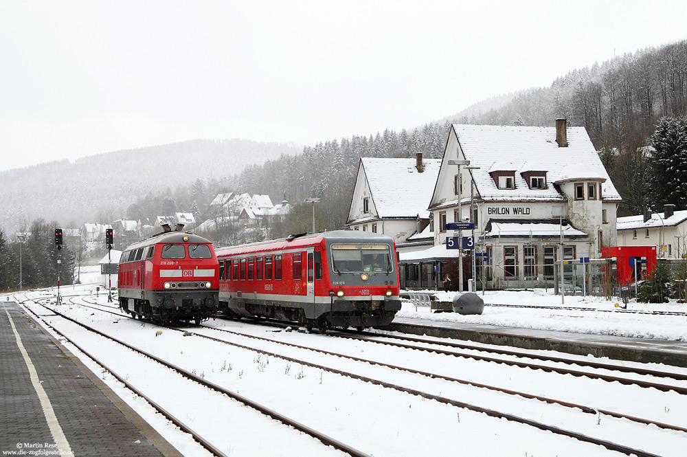 218 208 neben 628 676 im verschneiten Bahnhof Brilon Wald