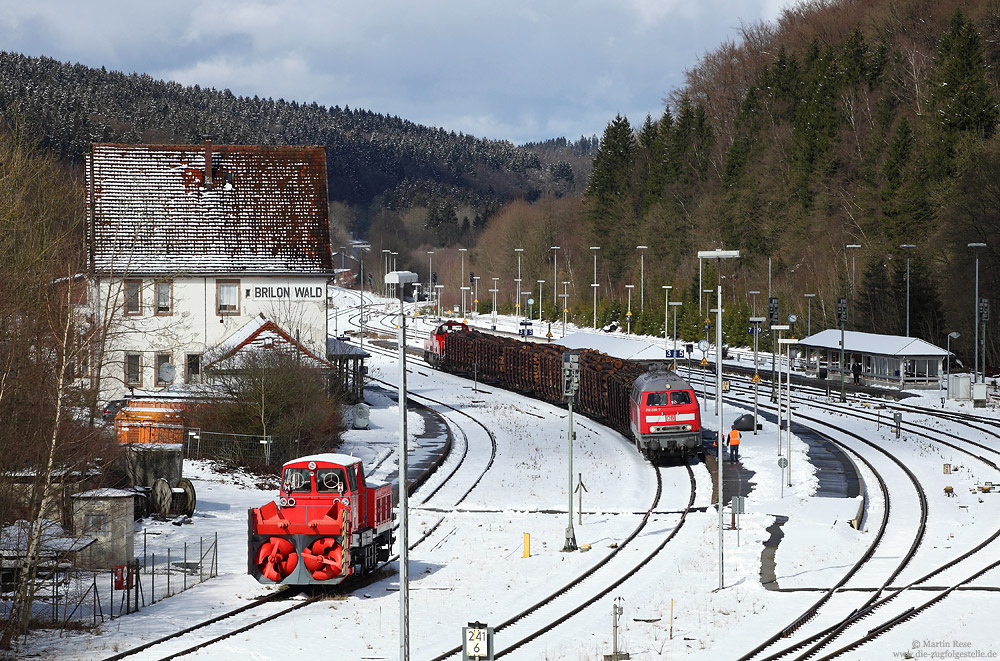 218 208 mit EK54404 nach Schwerte im Bahnhof Brilon Wald