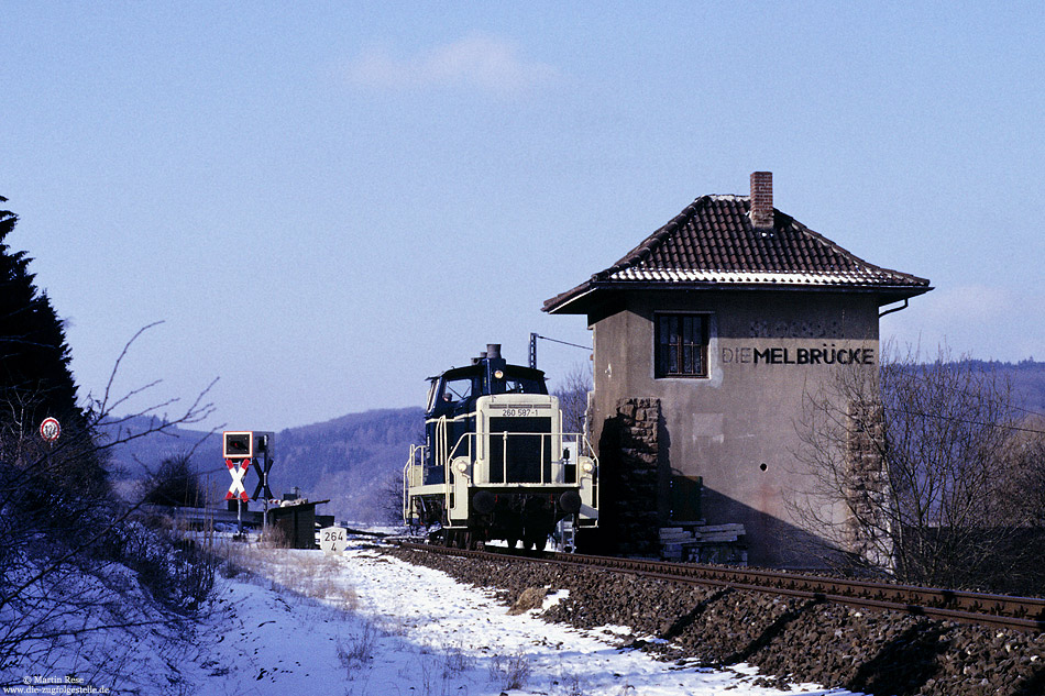 260 587 auf dem Weg durch das Sauerland zum Aw Kassel passiert die ehemalige Blockstelle Diemelbrücke