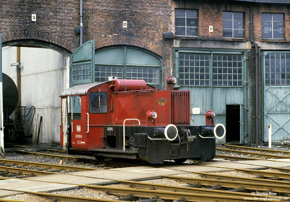 324 033 vor dem Lokschuppen im Bw Bestwig