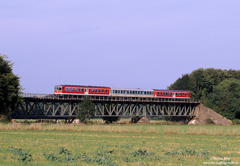 624 616 mit mintgrünen Mittelwagen überquert bei Ergste die Vorflutbrücke der Ruhr