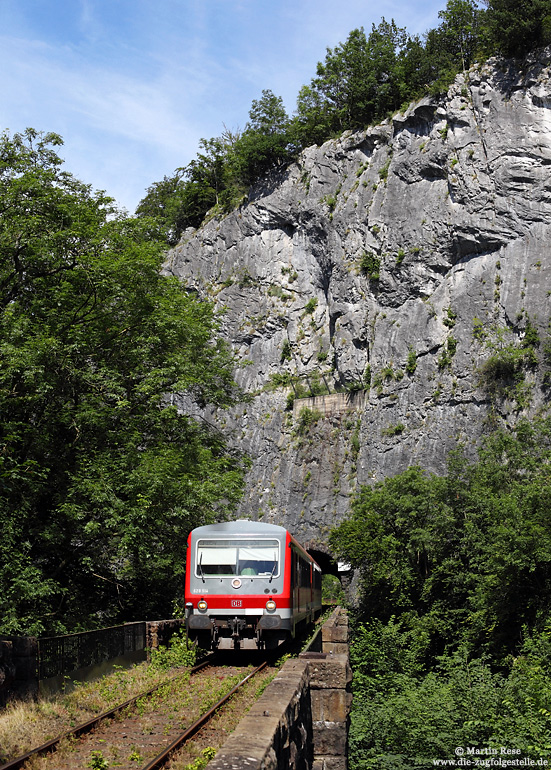 628 514 auf der Hönnetalbahn am Uhutunnel in Klusenstein