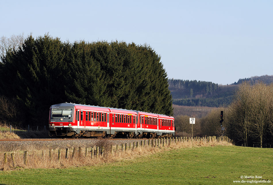 Im Sauerland bei Wennemen fährt der 628 520 als RE 29414 dem nächsten Halt Freienohl entgegen