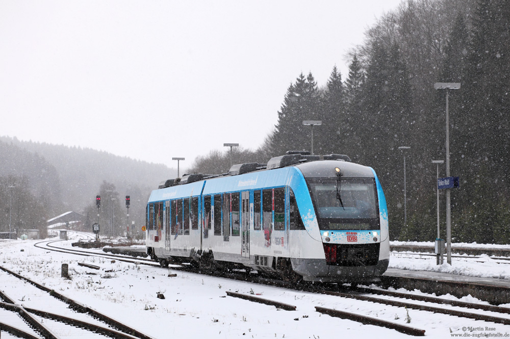 648 110 mit Werbung für die Bob-WM in Winterberg bei der Einfahrt in Brilon Wald