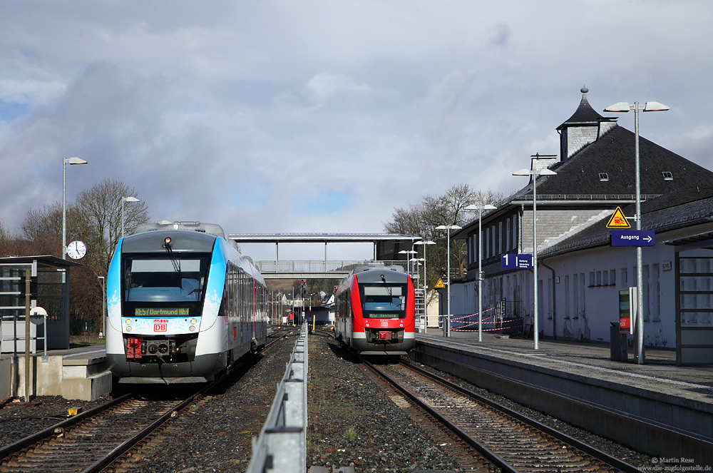 648 110 mit Werbung für die Bob-WM in Winterberg im Bahnhof Bestwig