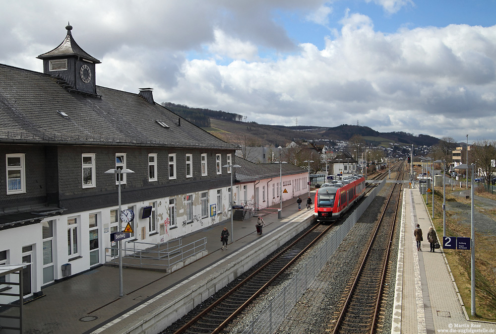 648 614 als RE10761 im Bahnhof Bestwig