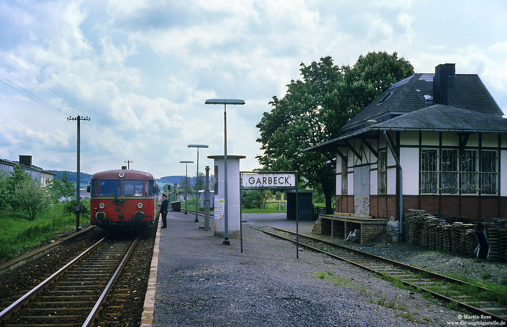 798 774 als letzter planmäßiger Schienenbus im Hönnetal an der Haltestelle Garbeck