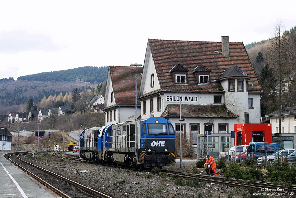 1041 der OHE in Brilon Wald vor dem wenig gepflegten Bahnhofsgebäude