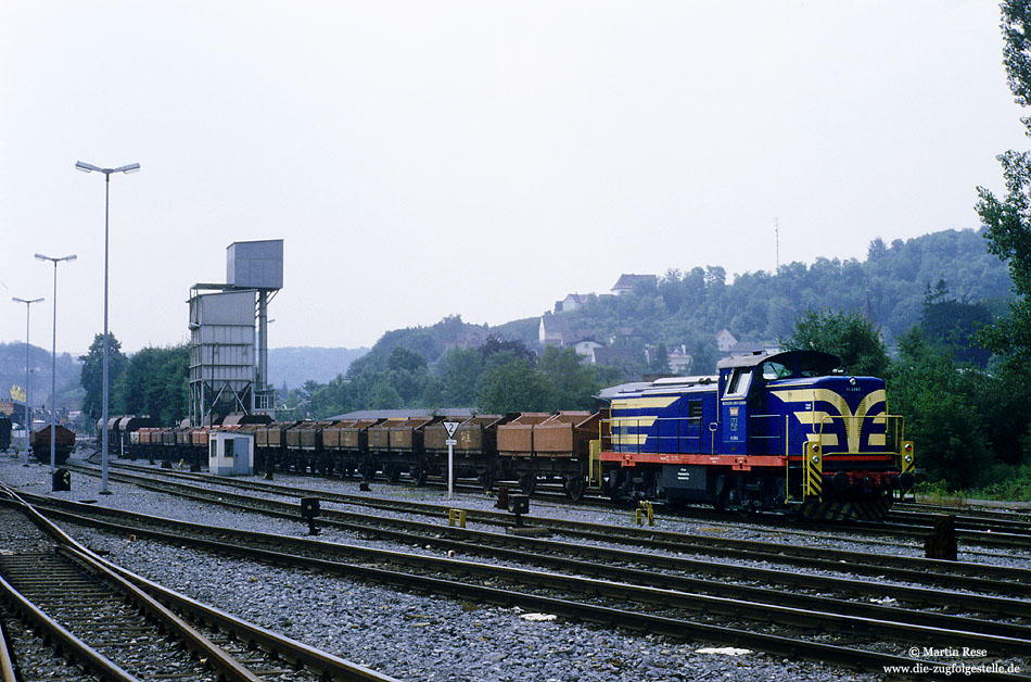 VL0662 in blau im Bahnhof Warstein mit alten Kalkwagen