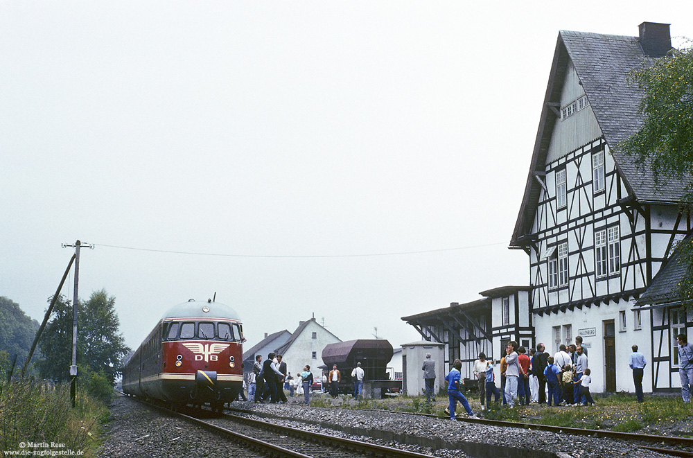 VT08, VS08 503, als Sonderzug der Eisenbahnfreunde Paderborn im Bahnhof Hallenberg