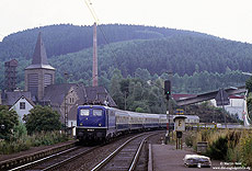 Mit dem D 912 Frankfurt - Dortmund passiert die 110 104 den ehemaligen Haltepunkt Hofolpe