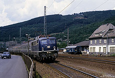 Mit dem N6823 Hagen – Siegen fährt die Kölner 110 125 in Meggen ein