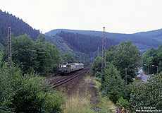 140 756 in grün mit Nahverkehrszug bei Kirckhundem im Sauerland