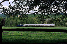 212 314 mit zwei Silberlingen als N6120 nach Fröndenberg beim Haltepunkt Buchenwäldchen