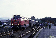 Strecke Wennemen - Schmallenberg, 221 107 mit Sonderzug im Bahnhof Schmallenberg