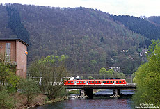 Ein Triebwagen der Baureihe 426 überquert als RB29671 in Werdohl die Lenne