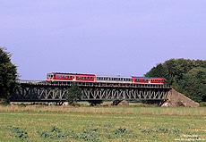 624 616 mit mintgrünen Mittelwagen überquert bei Ergste die Vorflutbrücke der Ruhr