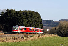 Im Sauerland bei Wennemen fährt der 628 520 als RE 29414 dem nächsten Halt Freienohl entgegen