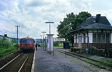 798 774 als letzter planmäßiger Schienenbus im Hönnetal an der Haltestelle Garbeck