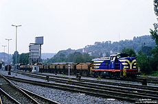 VL0662 in blau im Bahnhof Warstein mit alten Kalkwagen