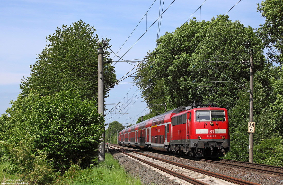 111 013 mit Doppelstockwagen auf dem Gegengleis bei Blankenberg auf der Siegstrecke