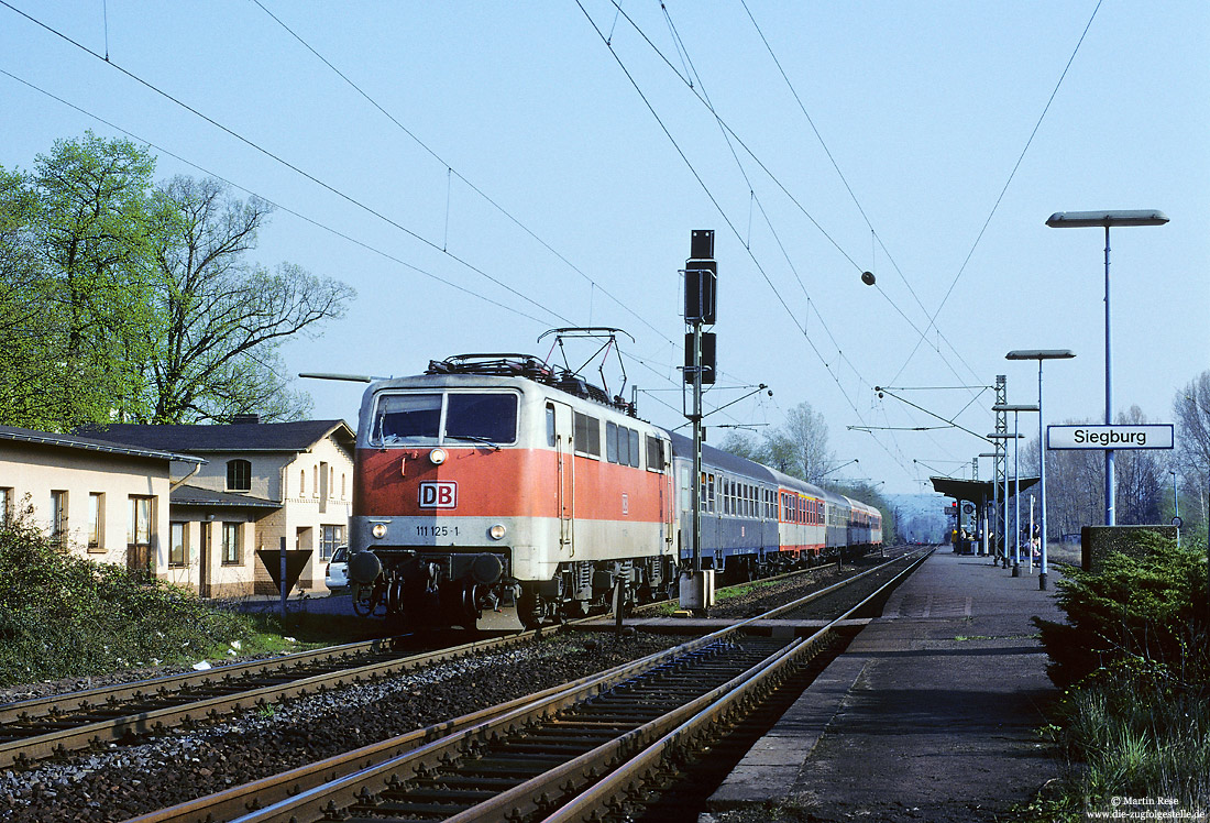 111 125 in S-Bahnlackierung mit S12 nach Köln Nippes im alten Bahnhof Siegburg