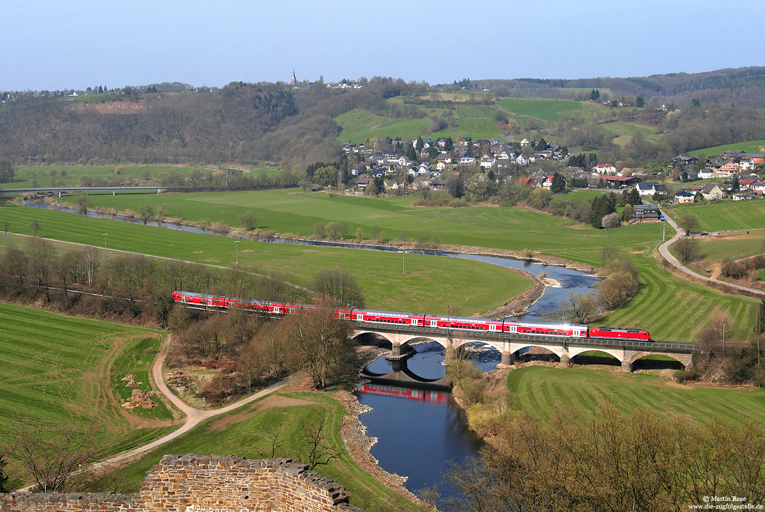 120 208 mit Doppelstockwagen bei Blankenberg auf der Siegbrücke