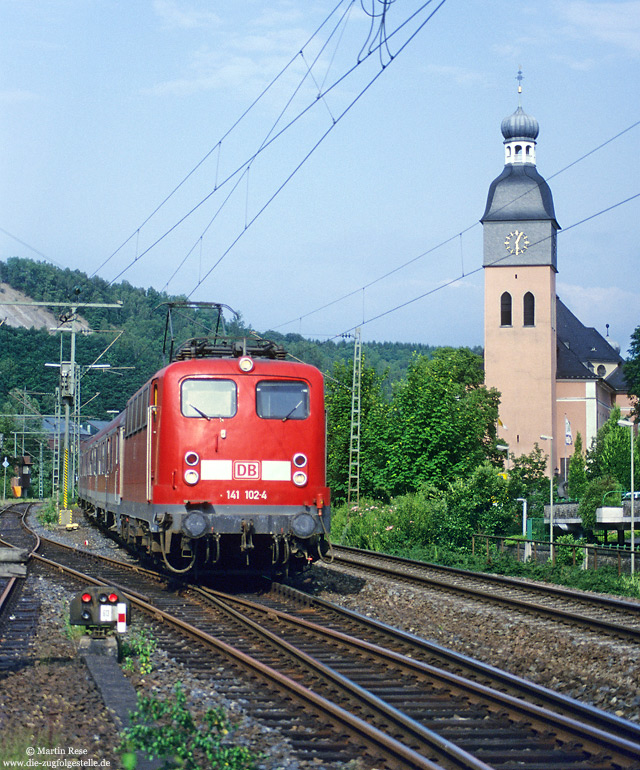 141 102 in verkehrsrot verlässt den Bahnhof Wissen (Sieg)