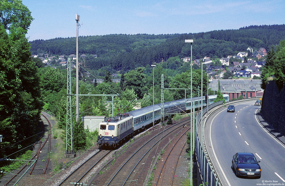 141 270 in ozeanblau/beige auf der Siegstrecke im Bahnhof Kirchen