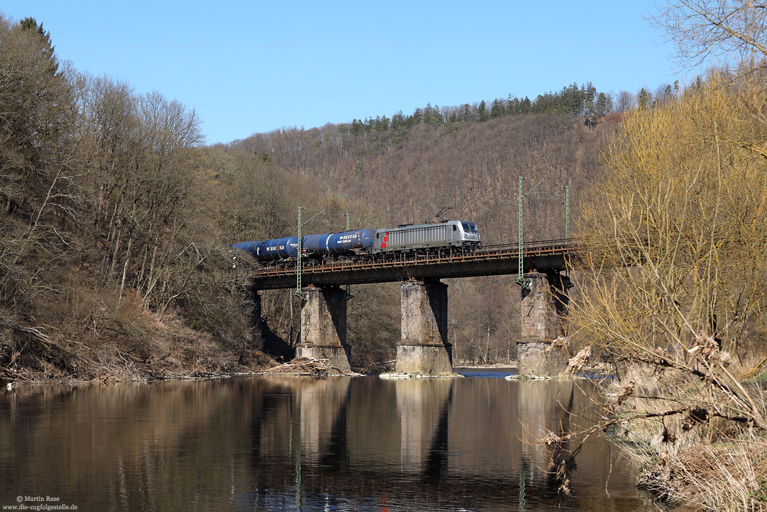 187 504 in silber mit Kesselwagenzug auf der Siegbrücke bei Eulenbruch auf der Siegstrecke