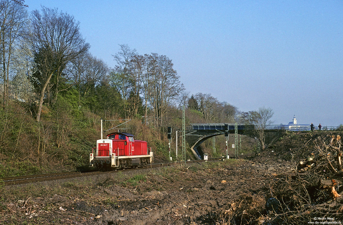 290 204 in orientrot an der Fußgängerbrücke bei Siegburg